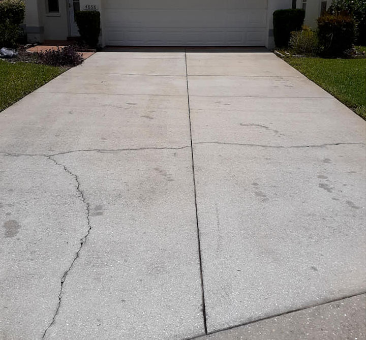 image of a florida concrete driveway that was cleaned by refresh soft & pressure washing